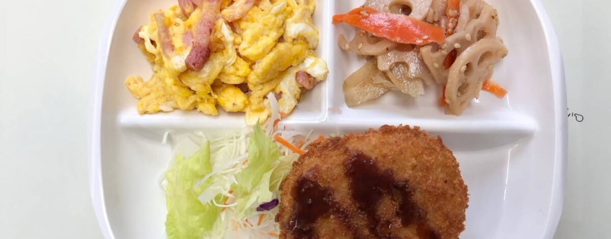 【親和の学生寮】今日の朝ごはん☆コロッケとスクランブルエッグ