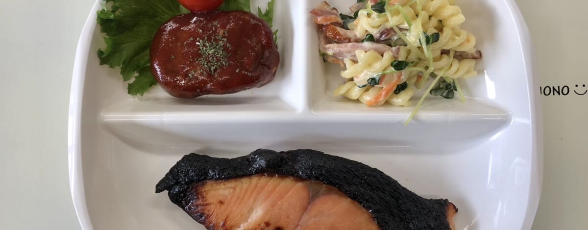 【親和の学生寮】今日の朝ごはん☆焼き魚とミニハンバーグ