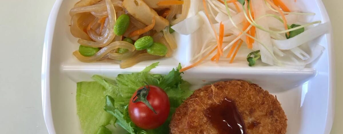【親和の学生寮】今日の朝ごはん☆コロッケとこんにゃく甘辛炒め