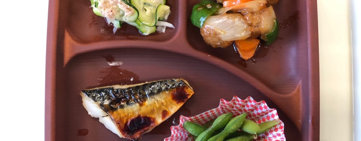 【親和の学生寮】今日の晩ごはん☆肉団子炒めとズッキーニのサラダ