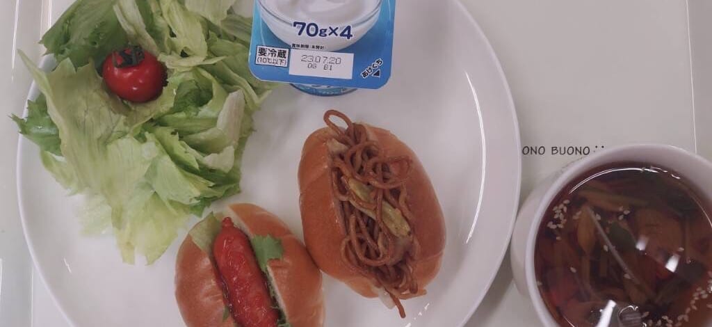 【親和の学生寮】今日の朝ごはん☆焼きそばパンとホットドック