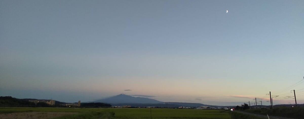霞む空に鳥海山。
