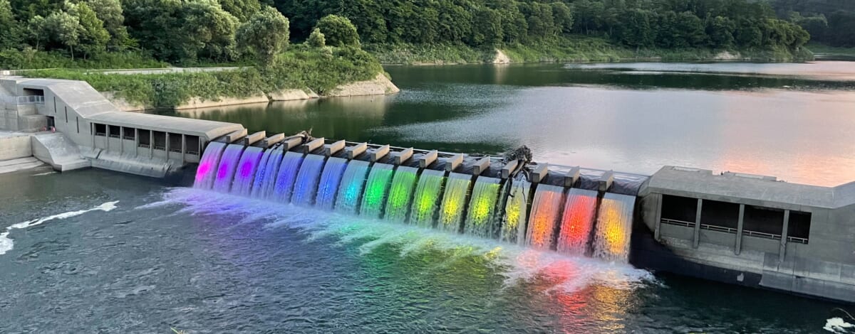 涼をもとめて～錦秋湖大滝ライトアップ