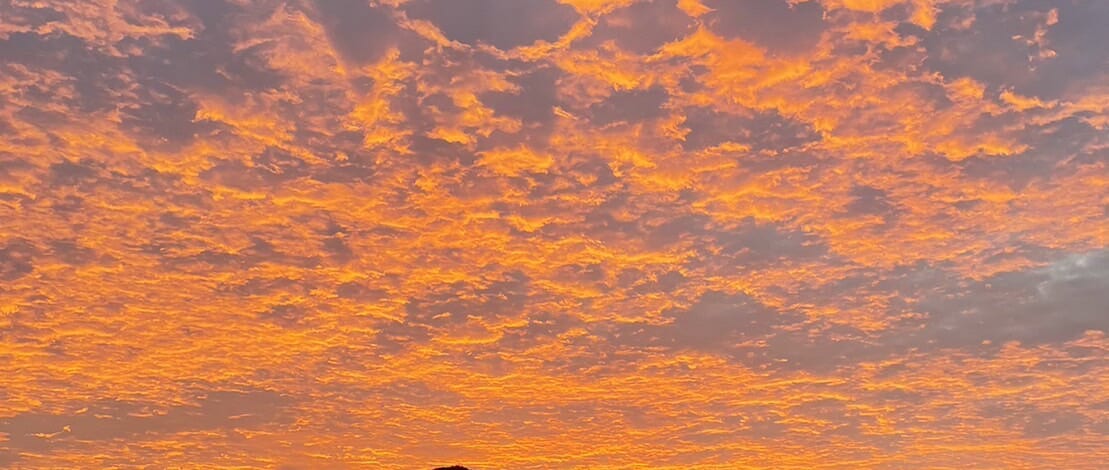 夕暮れ、茜色。