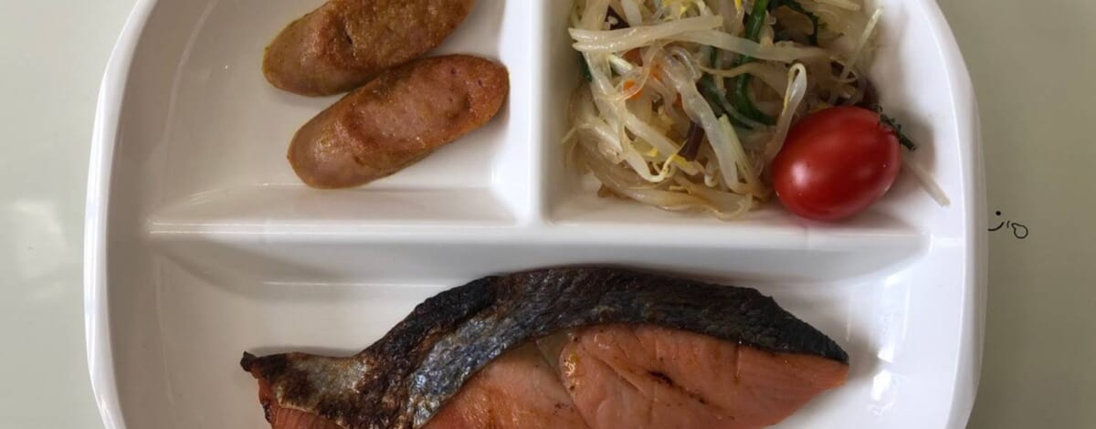 【親和の学生寮】今日の朝ごはん☆焼き魚と中華サラダ