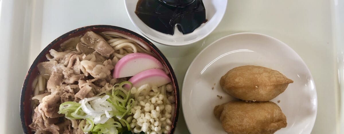 【親和の学生寮】今日の晩ごはん☆肉うどんといなり寿司