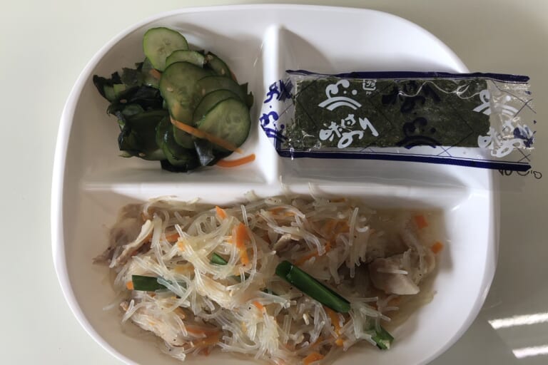 【親和の学生寮】今日の朝ごはん☆春雨炒めときゅうりとわかめのサラダ