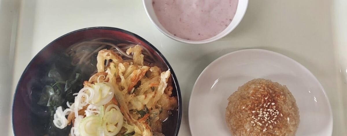 【親和の学生寮】今日の晩ごはん☆かき揚げそばと焼きおにぎり