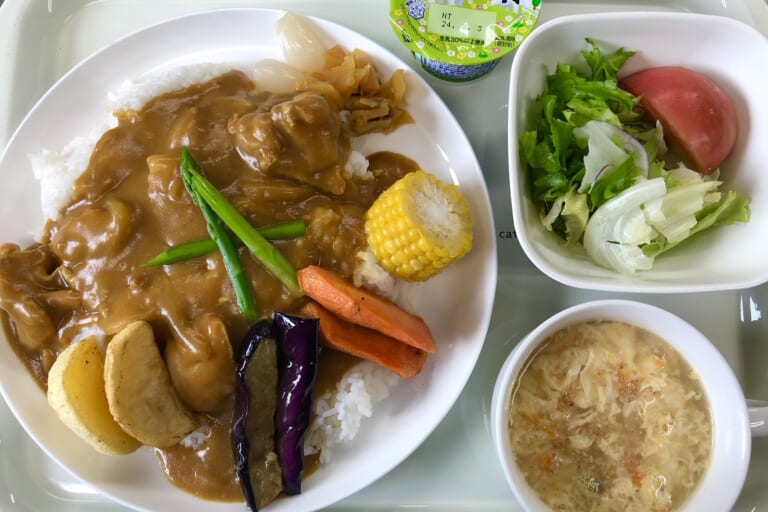 【親和の学生寮】今日の晩ごはん☆夏野菜チキンカレー
